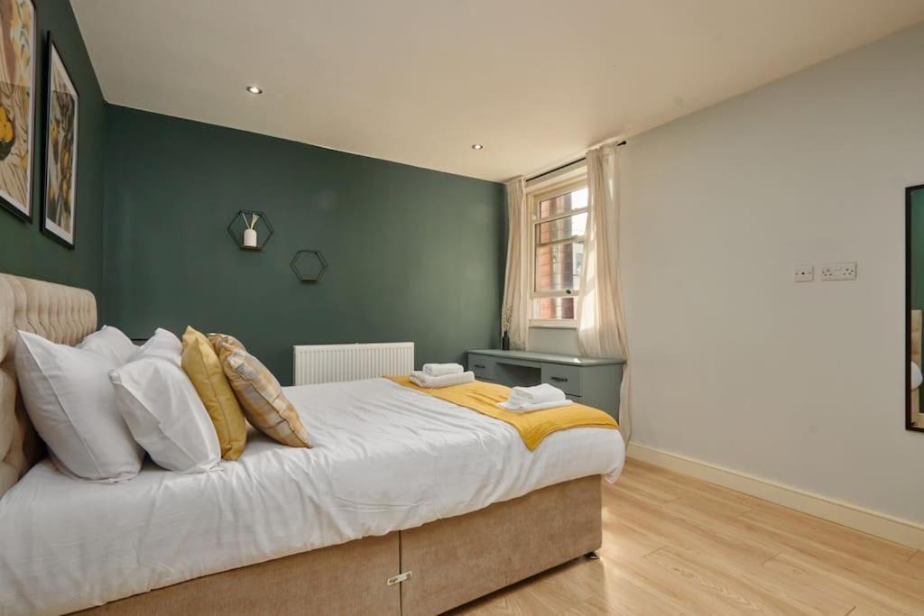 Leeds 3 Bedroom Flat *
