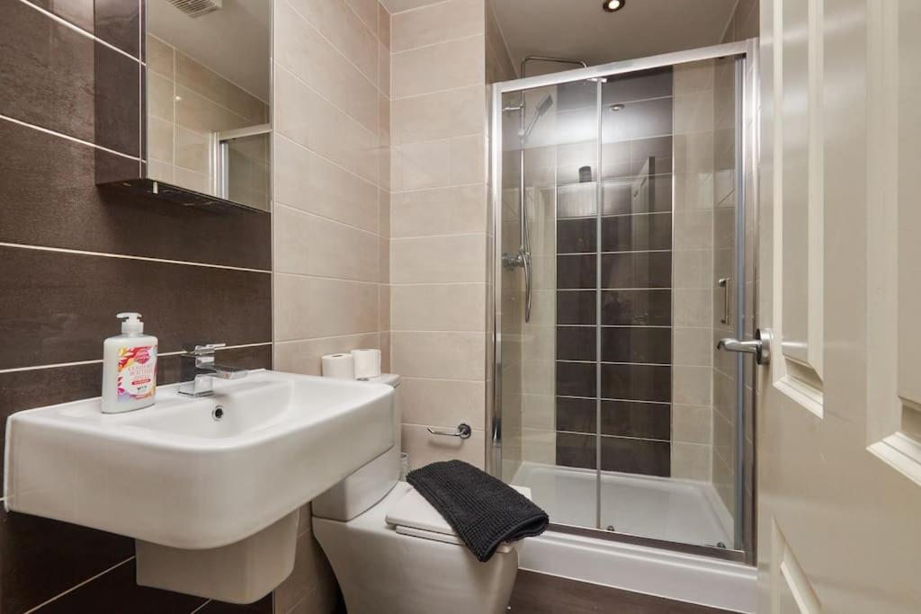 Leeds 3 Bedroom Flat *